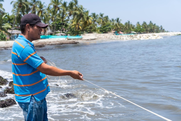 Pescadores latinos coletando rede do mar