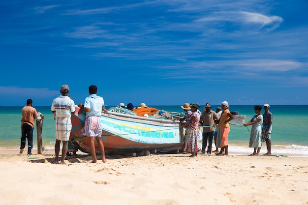 Pescadores locais puxam uma rede de pesca do Oceano Índico