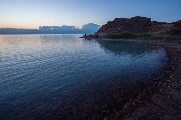 Pescadores bajo la luz del atardecer