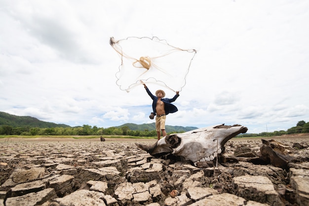 Foto pescadores não podem pescar por causa da seca