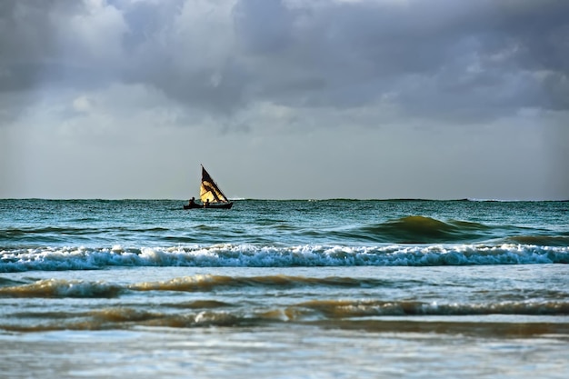 Pescadores navegando no Oceano Índico no Quênia