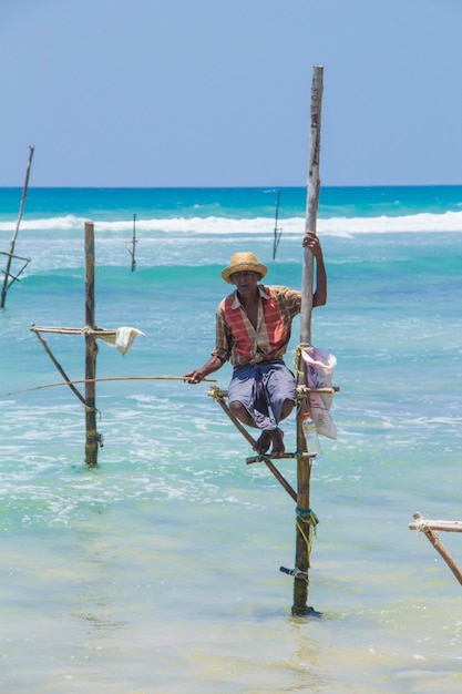 Pescadores en un palo en Sri Lanka