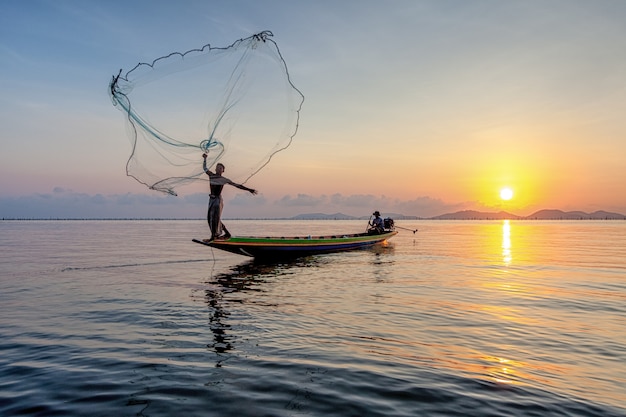 Pescadores pegar peixe de manhã.