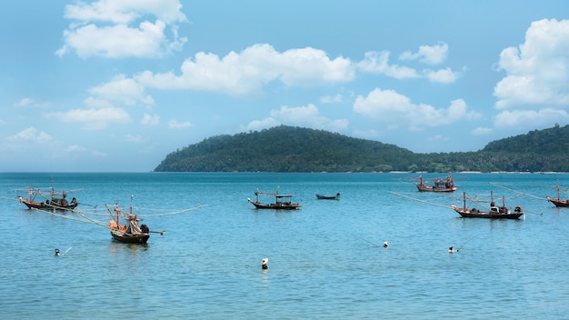 Pescadores pesca no mar