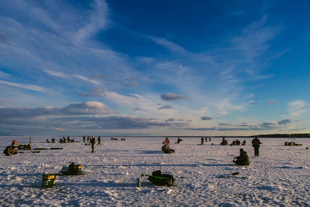 pescadores que pescan en invierno en el hielo