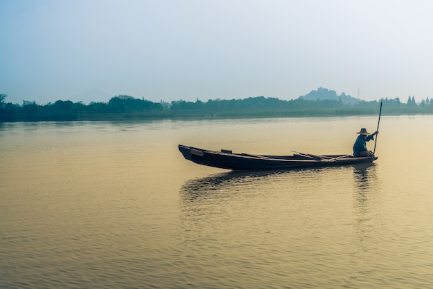 Foto pescadores de remo en el río, por la mañana