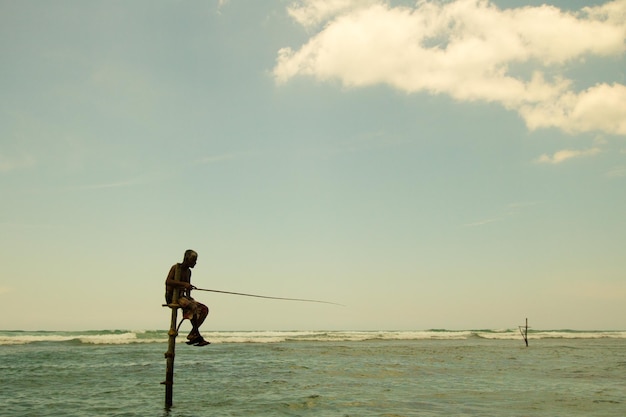 Pescadores sobre zancos en Sri Lanka