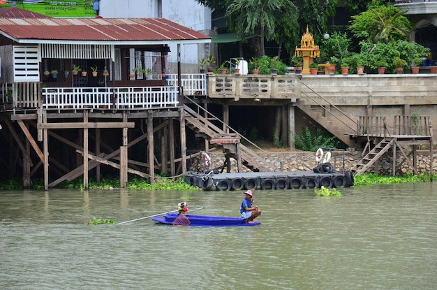 Pescadores tailandeses navegando en botes de cola larga con paletas de plástico pescando capturas flotantes marinas y peces en el río chao phraya en la ciudad de Ayutthaya el 1 de mayo de 2014 en Phra Nakhon Si Ayutthaya Tailandia