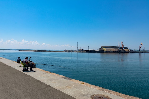 Los pescadores trabajan en los puertos desde el muelle