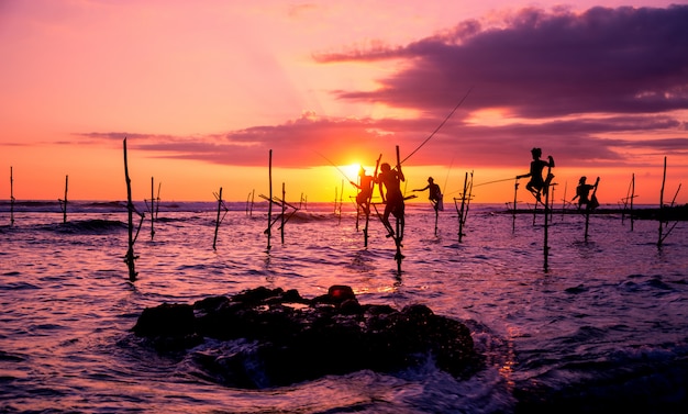 Pescadores tradicionais no Sri Lanka