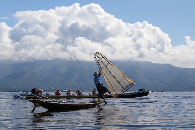 Pescadores tradicionales birmanos en el lago Inle, Myanmar (Birmania)