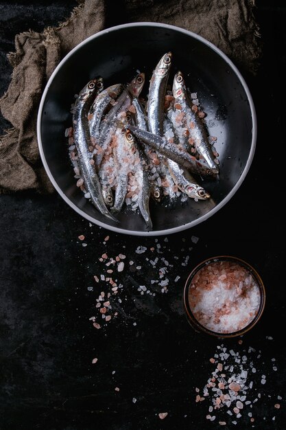 Pescados crudos de anchoas frescas