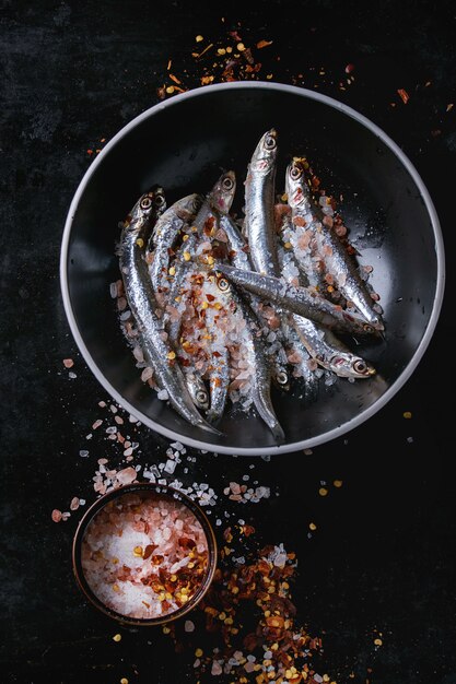 Pescados crudos de anchoas frescas