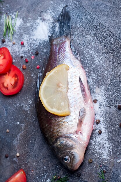 Pescados frescos deliciosos en fondo oscuro del vintage.