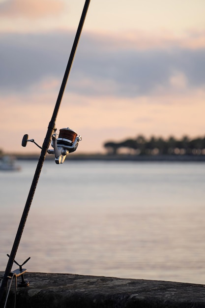 Pescando al amanecer en el río.