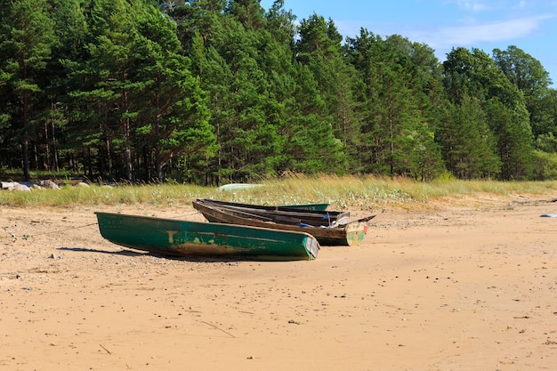 pescar barcos de madeira na areia da praia