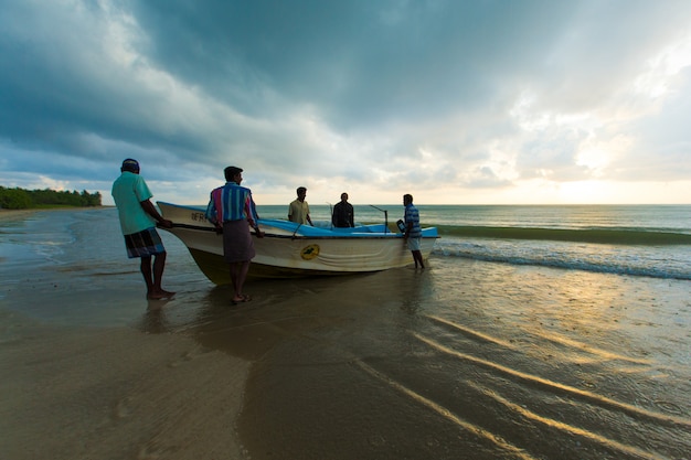 Pescar no Sri Lanka é a maneira de ganhar a vida.