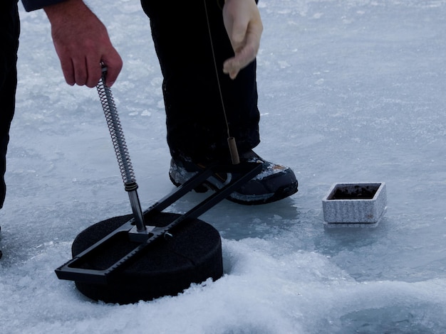 Pescaria de assalto no gelo.