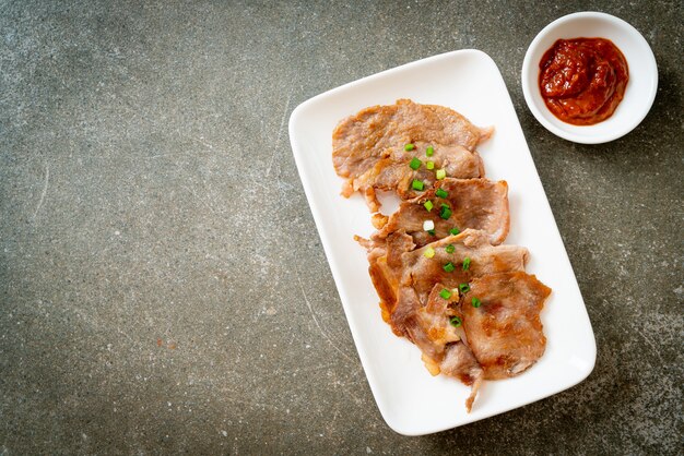 Pescoço de porco grelhado fatiado no prato em estilo asiático