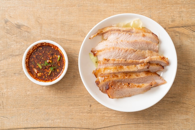 Pescoço De Porco Grelhado Tailandês Com Molho Picante - Comida Tailandesa