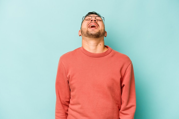 Pescoço rindo relaxado e feliz esticado mostrando os dentes