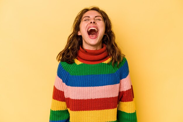 Pescoço rindo relaxado e feliz esticado mostrando os dentes