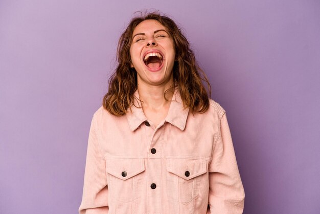 Pescoço rindo relaxado e feliz esticado mostrando os dentes