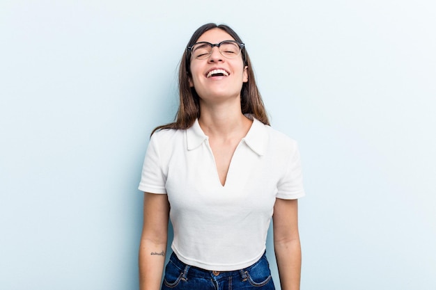 Pescoço rindo relaxado e feliz esticado mostrando os dentes