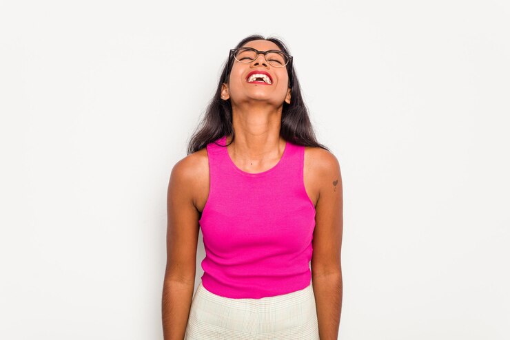 Foto pescoço rindo relaxado e feliz esticado mostrando os dentes