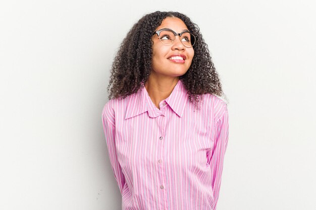 Pescoço rindo relaxado e feliz esticado mostrando os dentes