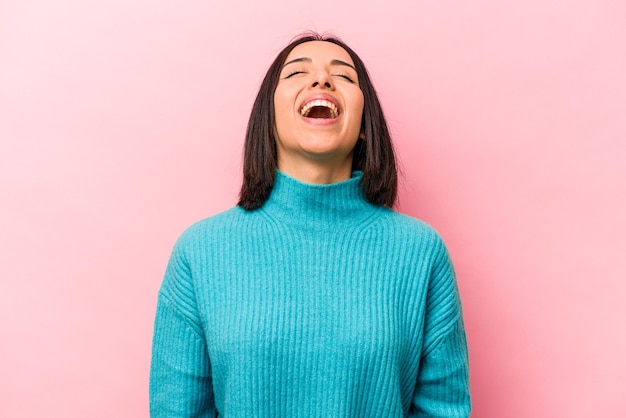 Pescoço rindo relaxado e feliz esticado mostrando os dentes