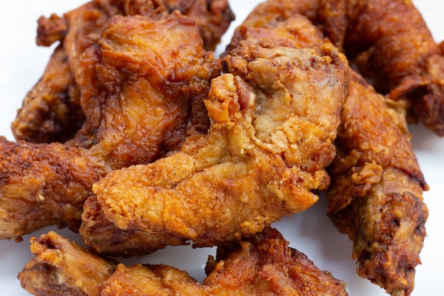 Pescoços de frango frito em fundo branco.