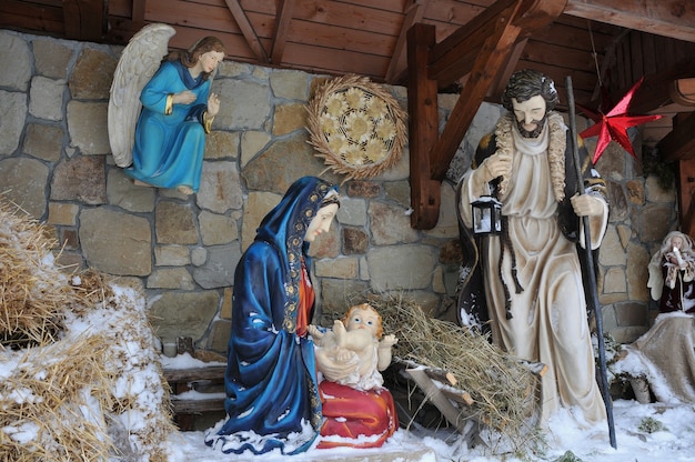 Pesebre navideño tradicional con María y José y el niño Jesús en el pesebre