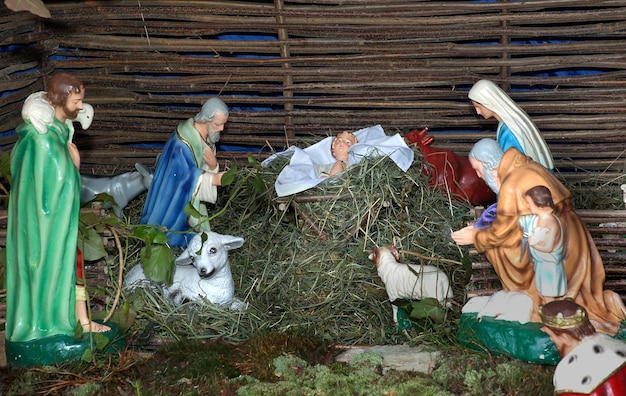 Pesebre navideño tradicional con María, José y el niño Jesús en el pesebre