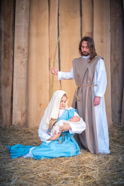 Pesebre tradicional con la virgen maría sosteniendo al bebé jesús