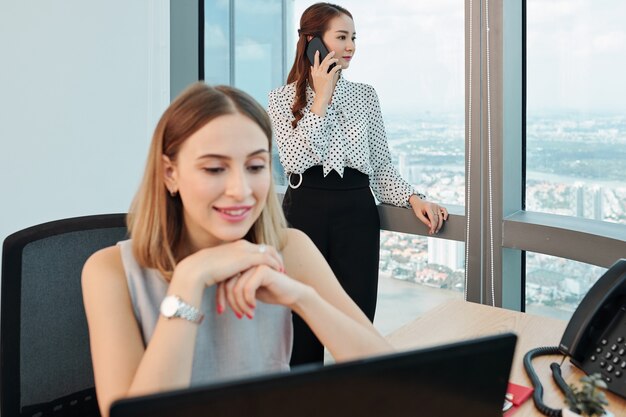 Pesiva empresaria hablando por teléfono