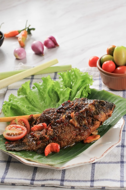 Pesmol Fish Usando Goldfish. Adicione o peixe frito à frigideira. Pesmol, receita típica de peixe de Java Ocidental, Indonésia, com sabor doce, azedo e picante