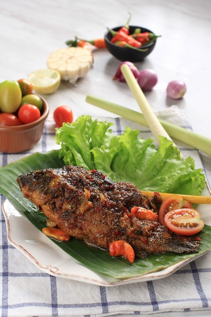 Pesmol Pescado Con Goldfish. Agregue pescado frito a la sartén. Pesmol Receta típica de pescado de Java Occidental, Indonesia, con sabor agridulce y picante