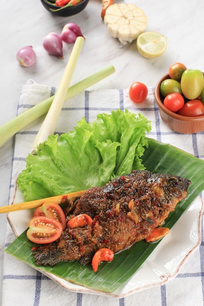 Pesmol Pescado Con Goldfish. Agregue pescado frito a la sartén. Pesmol Receta típica de pescado de Java Occidental, Indonesia, con sabor agridulce y picante