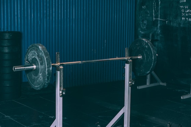 Foto peso de la barra de banco en un gimnasio