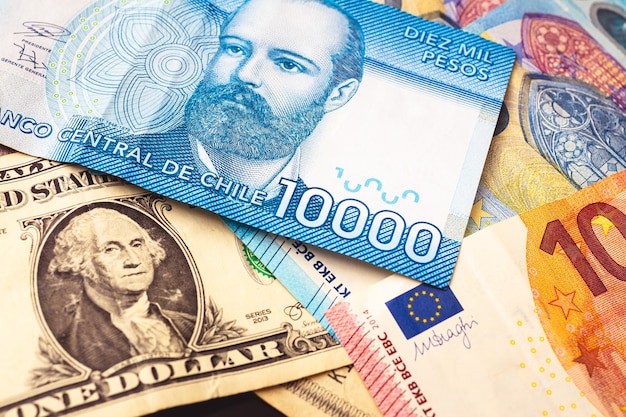 Peso chileno com dólar americano e euro para o conceito de câmbio e a economia chilena