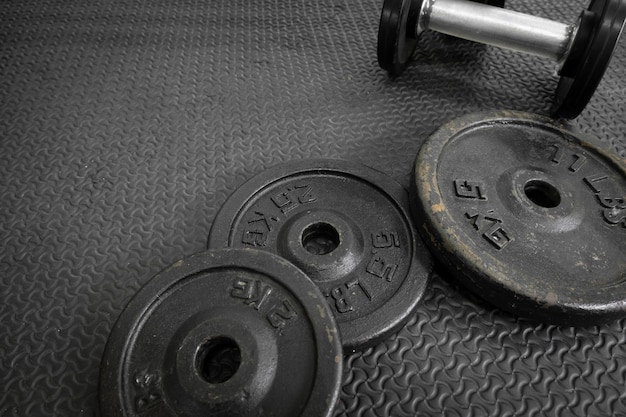 Foto pesos de exercícios - dumbbell de ferro com placas extra