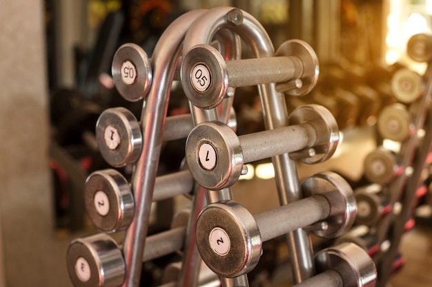 Los pesos están en fila en el gimnasio.