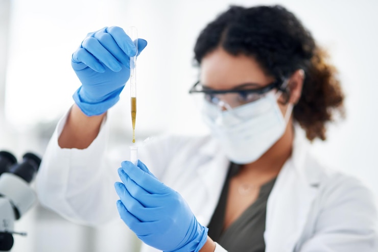 Foto pesquisa científica e mulher com pipeta em tubo de ensaio para desenvolvimento médico crescimento ou inspeção em ppe inovação biotecnológica e cientista em máscara para resultados de testes de saúde ou estudo em laboratório
