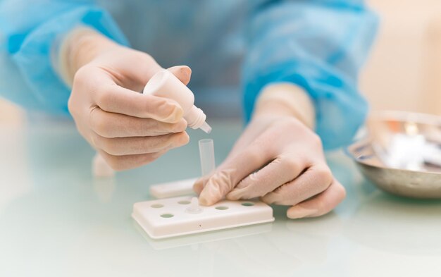 Pesquisa de laboratório de saúde Vista aproximada do teste de vírus científico segurando nas mãos