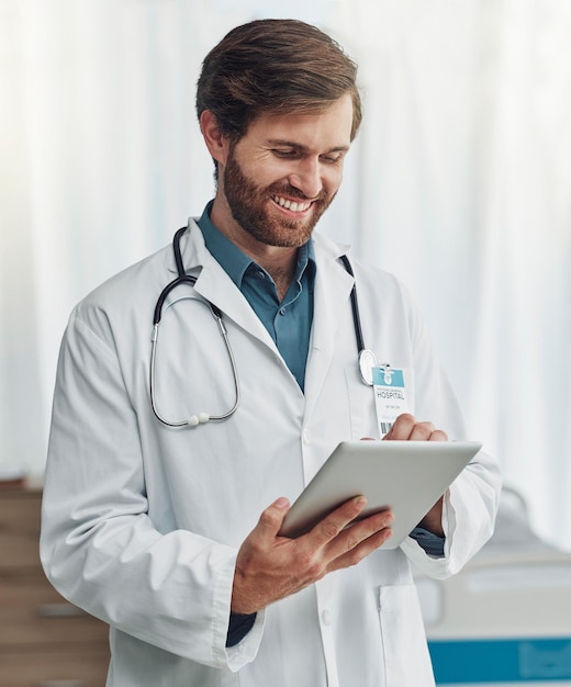 Pesquisa em saúde e médico com sorriso no tablet para resumo e análise médica de bem-estar Seguro hospitalar e profissional de saúde em tecnologia digital para dados de pacientes na Internet e aplicativo de telessaúde
