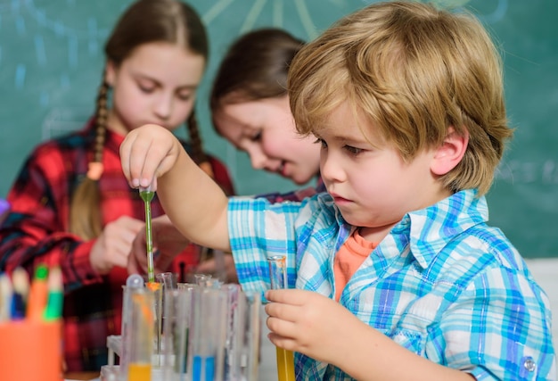 Pesquisa Laboratorial - Projeto Científico Para Ensaios Químicos. Ciência e educação. laboratório de química. crianças felizes. de volta à escola. Laboratório de química escolar. Trabalhando juntos para se preparar para as finais.