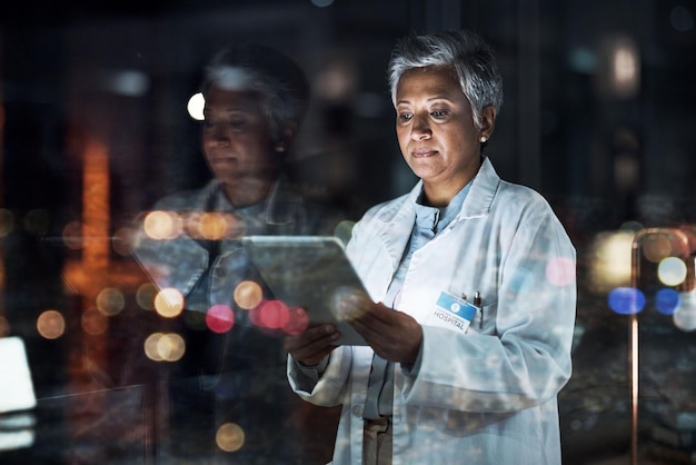 Pesquisa médica e noite com médico e tablet para planejar remédios e agendar Revisão de tecnologia e digital com relatório de leitura de mulheres idosas para notícias sobre ciência da saúde e seguros de vida