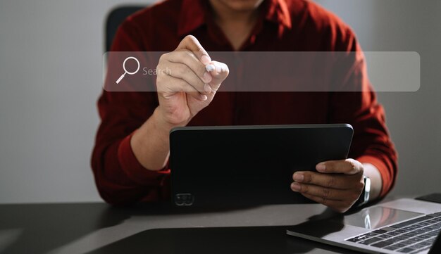 Foto pesquisa navegando na internet dados informação conceito de rede com pesquisa em branco barman trabalhando com telefone celular e computador portátil ícone de vr no escritório