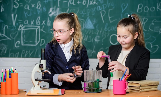 Pesquisa química em laboratório Meninas geniais no laboratório da escola Laboratório de ciências Experiências científicas em laboratório Meninas cientista com microscópio Laboratório de biologia Com química podemos